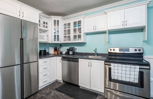 West End Apartment | Lovely Main Floor House located in Quiet Area