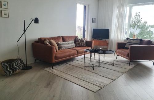 Hliðar Apartment | Lovely modern 1-bedroom apartment, free parking