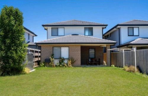 Schofields Villa | Lovely New 5 Bedroom house + Study/Huge Back Yard