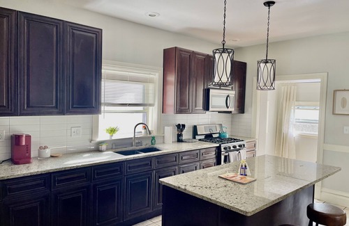 Oak Park Apartment | Lovely Oak Park Boho Vintage 3bd/1ba. Located near public transit/free parking