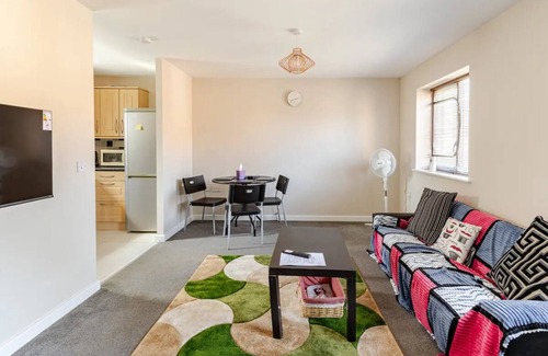 Milton Keynes Apartment | Lovely ONE Bedroom Apartment in Milton Keynes with Parking & Garden
