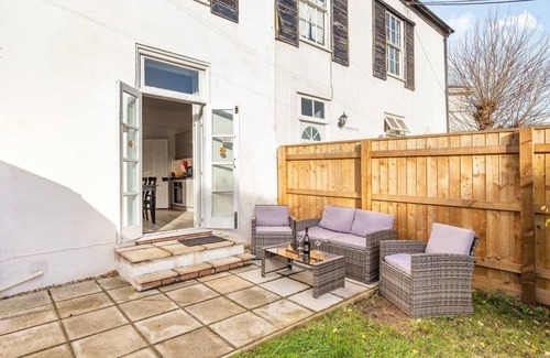 Torquay Villa | Lovely Period Villa sleeps 8 resting in Torquay