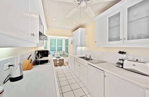 Mount Standfast House | Lovely private townhome with pool in Mount Standfast