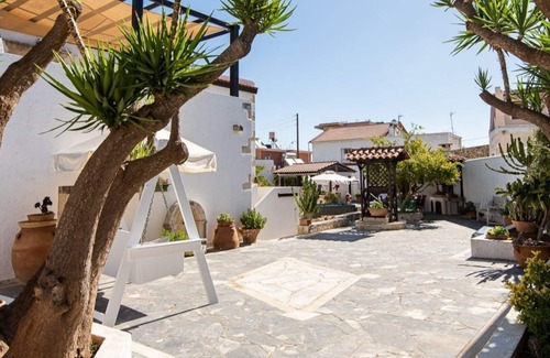 Sternes Villa | Lovely property in village near the best beaches.