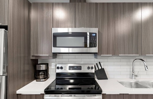 Jasper Place House | Lovely Queen Bed Near/Wem W/Prkg