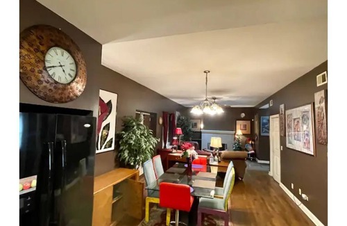 Washington Park Condo | Lovely Quiet, Safe 6-Bedroom in 2 Condos Suite by McCormick Place and Midway!