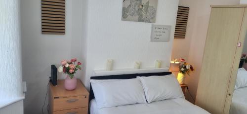 Broadheath House | Lovely room like a home away home near the airport