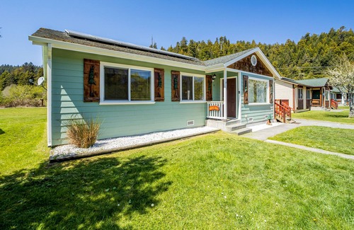 Orick Cabin | Lovely Secluded Getaway Near State Parks & Beach w/ Gas Grill & Free WiFi