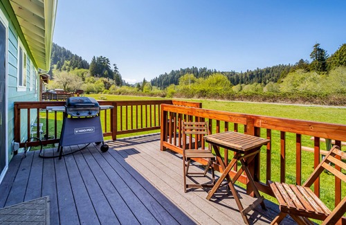 Orick Cabin | Lovely Secluded Getaway Near State Parks & Beach w/ Gas Grill & Free WiFi
