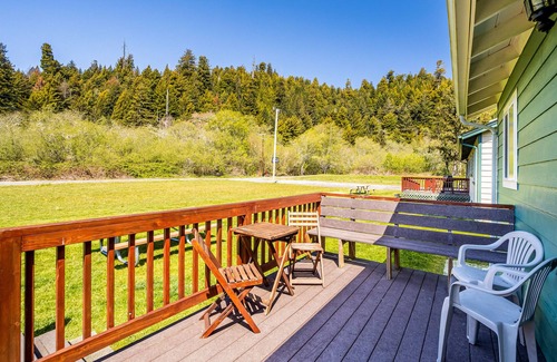 Orick Cabin | Lovely Secluded Getaway Near State Parks & Beach w/ Gas Grill & Free WiFi