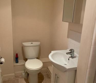 Thamesmead House | Lovely Shared 3 Bed Home Near The Thames