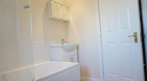 Thamesmead House | Lovely Shared 3 Bed Home Near The Thames