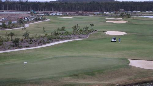 Pelican Waters Apartment | Lovely Studio Apartment Overlooking Golf Course!