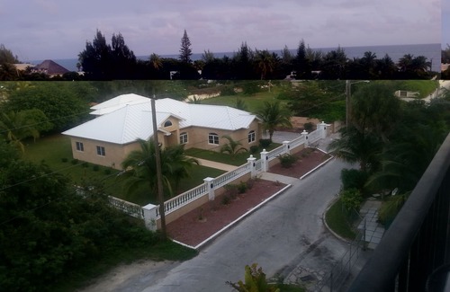 Williams Town Condo | Lovely Studio Apartment on the South shore of Grand Bahama Island at Coral Beach