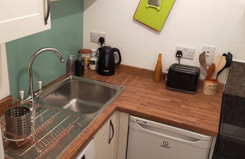 Kingussie Apartment | Lovely super king family studio-garden view