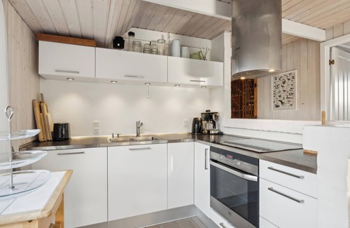 Sondervig Cottage | Lovely thatched holiday home with a large annex - 1029