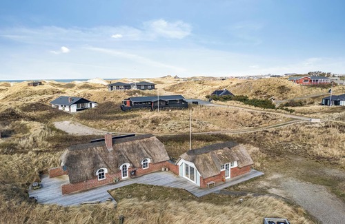 Sondervig Cottage | Lovely thatched holiday home with a large annex - 1029