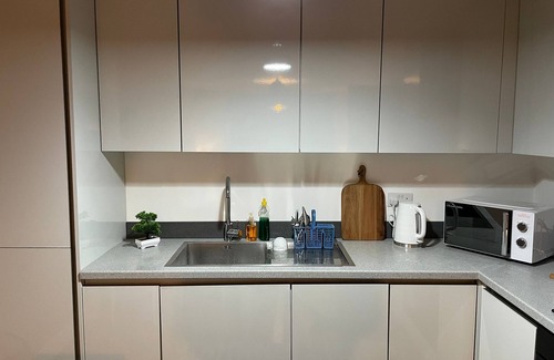 West Bromwich Apartment | Lovely Two-Bedroom Apartment with Car Park