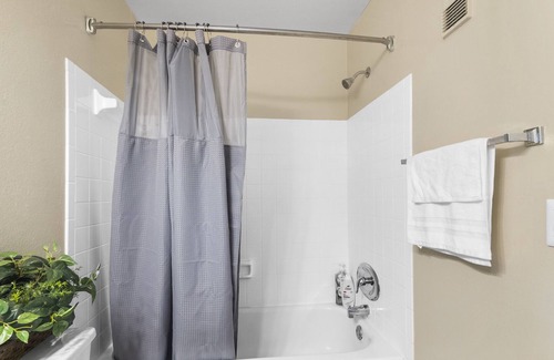 Melbourne Apartment | Lovely Two Bedroom Apartment in Melbourne FL with Pool, Gym and Laundry
