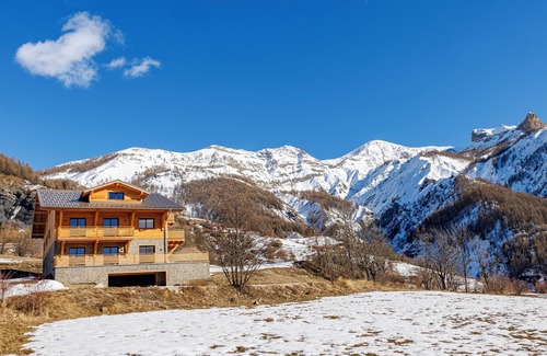 Allos Apartment | Lovely, upmarket RDC chalet apartment near Lac d'Allos and ski slopes
