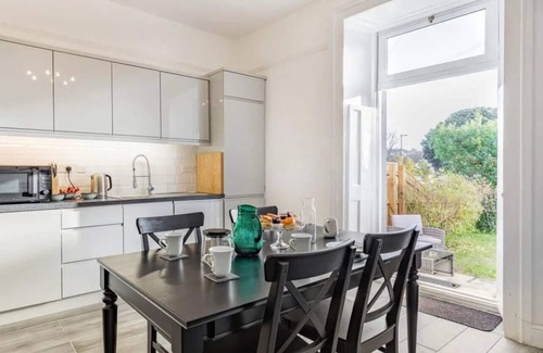 Torquay Villa | Lovely Villa 1 double 1 double sofa 6 single,1bunk