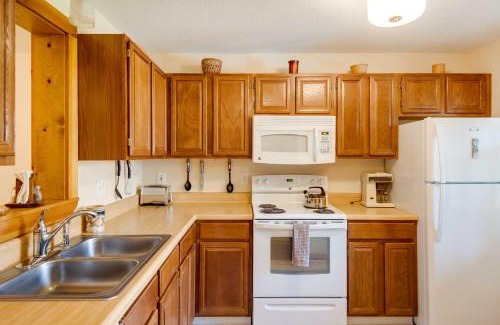 Lincoln Apartment | Lovely White Mountains Condo Hike, Ski and Unwind!