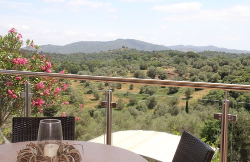 Caldana House | Lovingly renovated country house in the olive grove with large panoramic pool, air conditioning