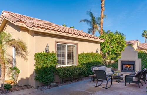 La Quinta House | LOW APRIL RATES! Villa Santorini PGA West Stunning Golf retreat