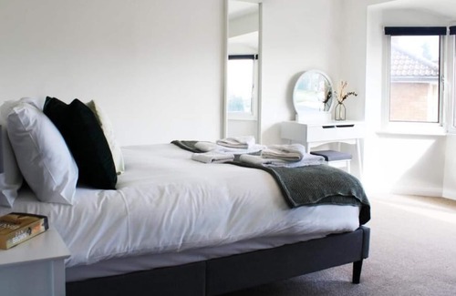 Woodley House | Low Cost, Fully Sanitised 4 Bed & Parking