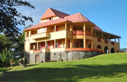 Gourbeyre Villa | LOW LAND VILLA 2 A 15 PEOPLE PRIVATE SWIMMING POOL AND GARDEN