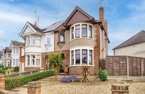 Weston by Wellend House | Low Rate 3 Bedroom House in Coventry, Sleeps 5, with Garden, Driveway and Street Parking, Free Fast Wi-Fi - 115AGC