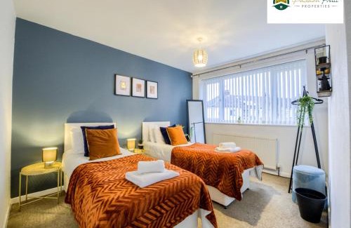 Holbrooks House | Low Rate 3 Bedroom House Very Close To Coventry Building Society Arena aka Ricoh Arena, Sleeps 8, Free Driveway Parking and Free Wi-Fi, with Garden - RRN