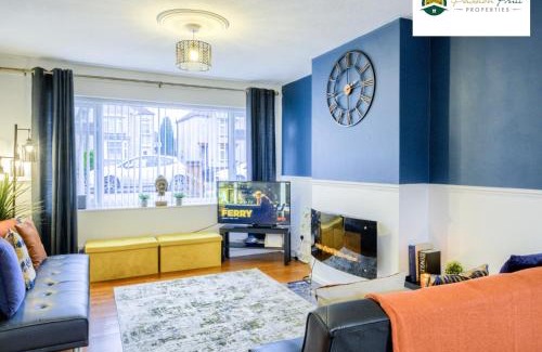 Holbrooks House | Low Rate 3 Bedroom House Very Close To Coventry Building Society Arena aka Ricoh Arena, Sleeps 8, Free Driveway Parking and Free Wi-Fi, with Garden - RRN