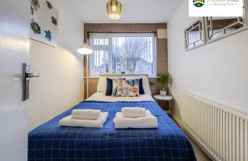 Holbrooks House | Low Rate 3 Bedroom House Very Close To Coventry Building Society Arena aka Ricoh Arena, Sleeps 8, Free Driveway Parking and Free Wi-Fi, with Garden - RRN