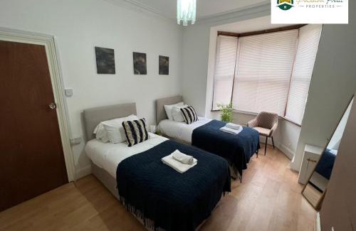 Coventry Apartment | LOW rate for Winter - 4 Bedroom House and 3 Baths -Near City Centre Coventry with unlimited Wi-fi - 8DSC