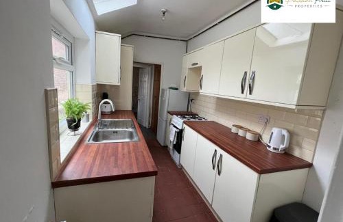 Coventry Apartment | LOW rate for Winter - 4 Bedroom House and 3 Baths -Near City Centre Coventry with unlimited Wi-fi - 8DSC