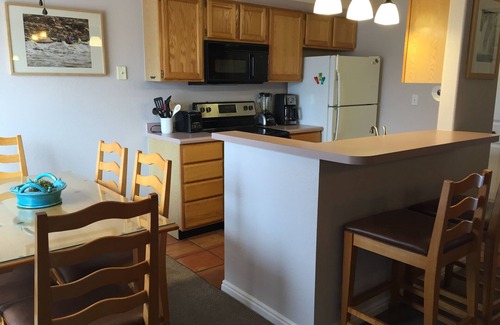 Moab South Valley Condo | Low rates - Moab Solano Vallejo Condo, sleeps 5, outdoor pool