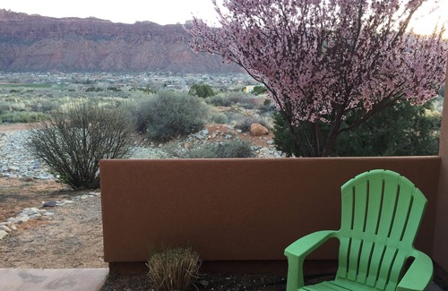Moab South Valley Condo | Low rates - Moab Solano Vallejo Condo, sleeps 5, outdoor pool