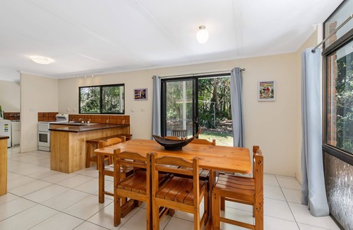 Point Lookout House | Low set 2 bedroom house only minutes walk to Cylinder and Home Beaches.