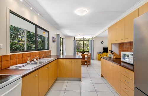 Point Lookout House | Low set 2 bedroom house only minutes walk to Cylinder and Home Beaches.