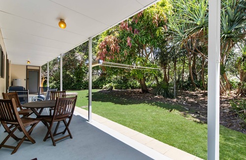 Point Lookout House | Low set 2 bedroom house only minutes walk to Cylinder and Home Beaches.