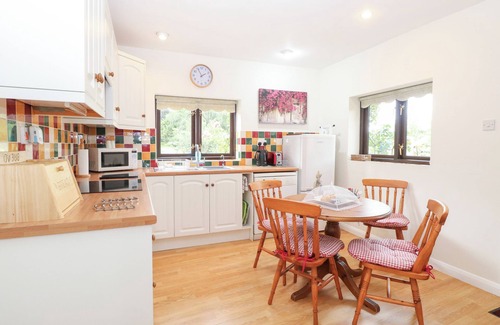 Diss Cottage | LOWBROOK COTTAGE, pet friendly, with a garden in Dickleburgh
