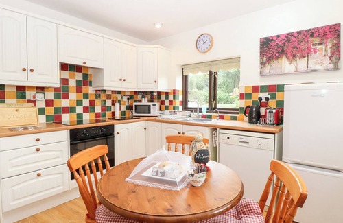 Diss Cottage | LOWBROOK COTTAGE, pet friendly, with a garden in Dickleburgh