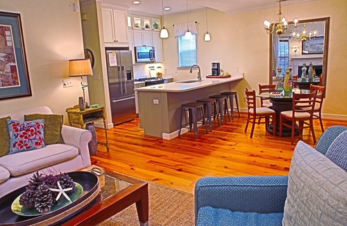 Port Royal House | Lowcountry cottage sleeps 6 - close to PARRIS ISLAND, BEAUFORT and BEACHES.