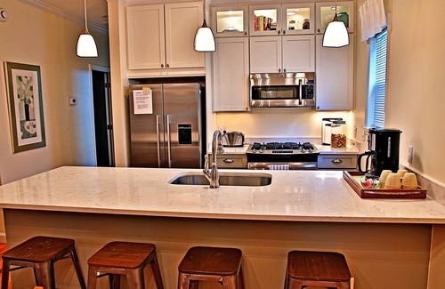Port Royal House | Lowcountry cottage sleeps 6 - close to PARRIS ISLAND, BEAUFORT and BEACHES.