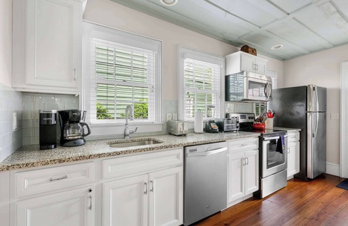 Cannonborough Elliotborough Apartment | Lowcounty Abode | Steps to King, Private 2bd Suite