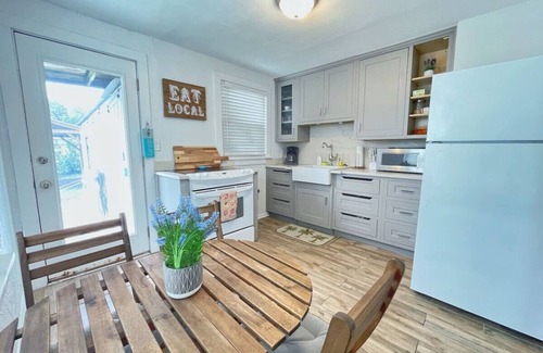 Jacksonville Beach Apartment | Lower · 2/1 - Lower Unit - 4 Blocks to the Beach