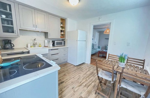 Jacksonville Beach Apartment | Lower · 2/1 - Lower Unit - 4 Blocks to the Beach