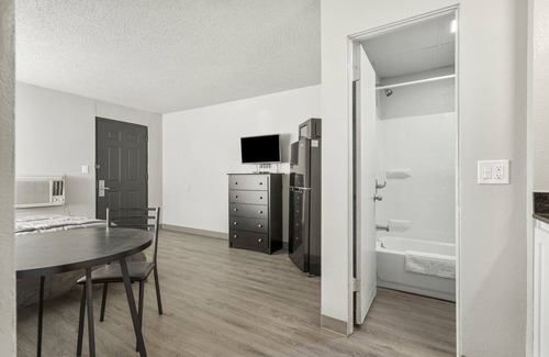 Tulsa Apartment | LTA Suites Brookside