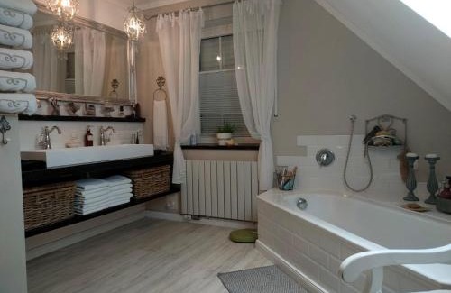 Surwold House | Luana`s White Cottage